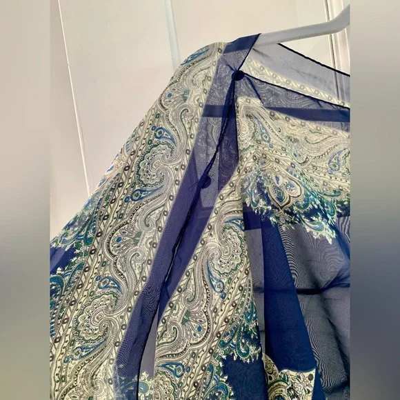 Delicate in nature yet bold in style. Blue shawl/scarf/poncho - Picture 9 of 9